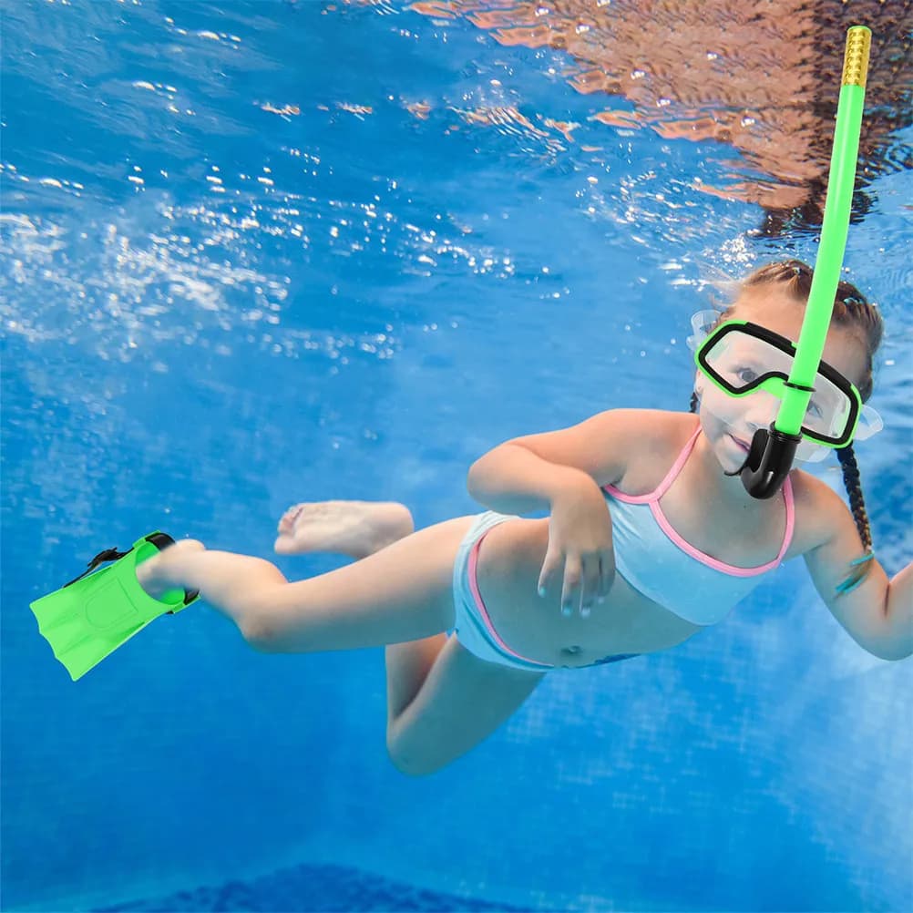 1 set di attrezzatura per lo snorkeling per bambini, occhiali subacquei antiappannamento con ampio campo visivo e cinturino regolabile per le vacanze al mare