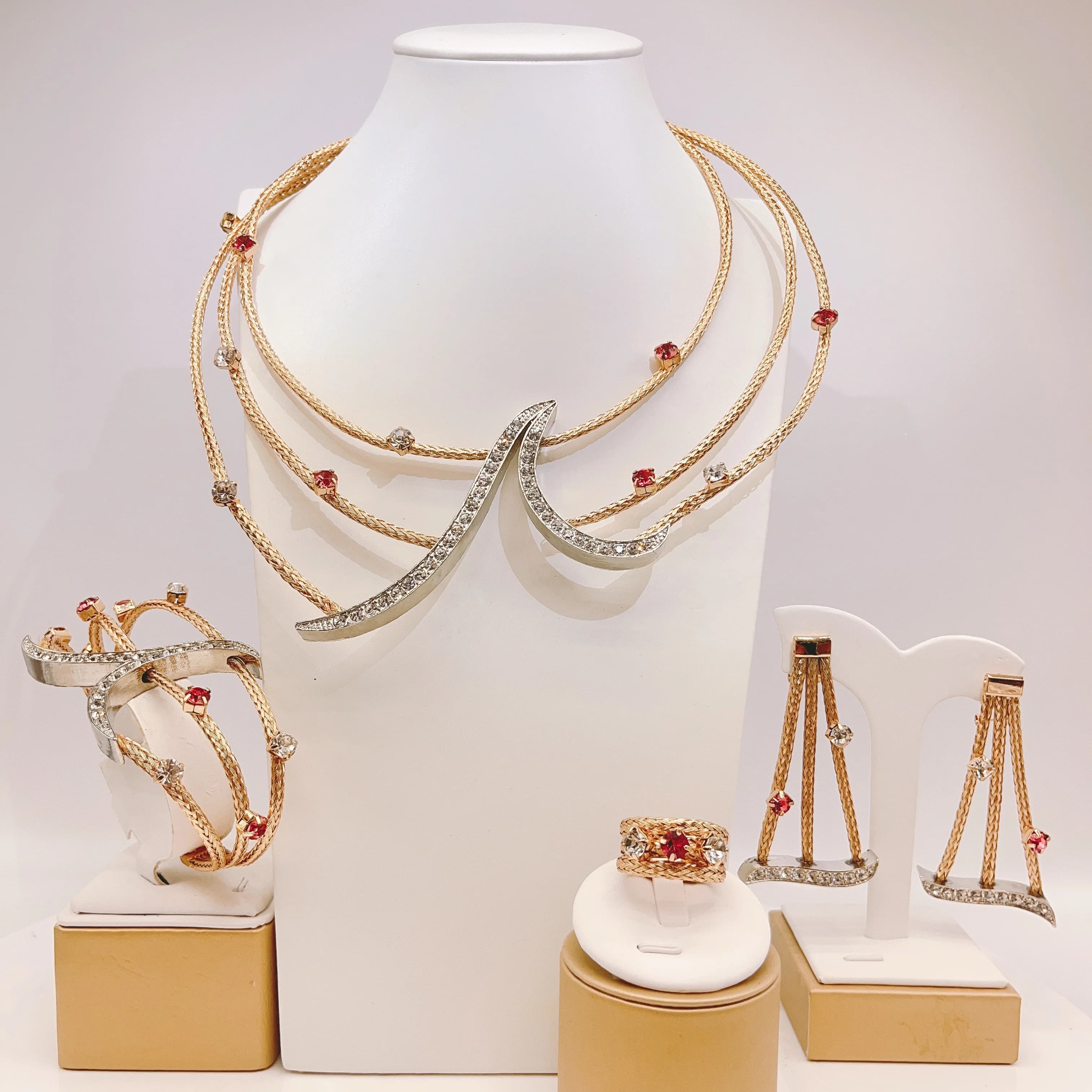 Set di Gioielli Leggeri da Donna con Pietre Colorate: Collana, Orecchini, Bracciale, Anello e Accessori Speciali