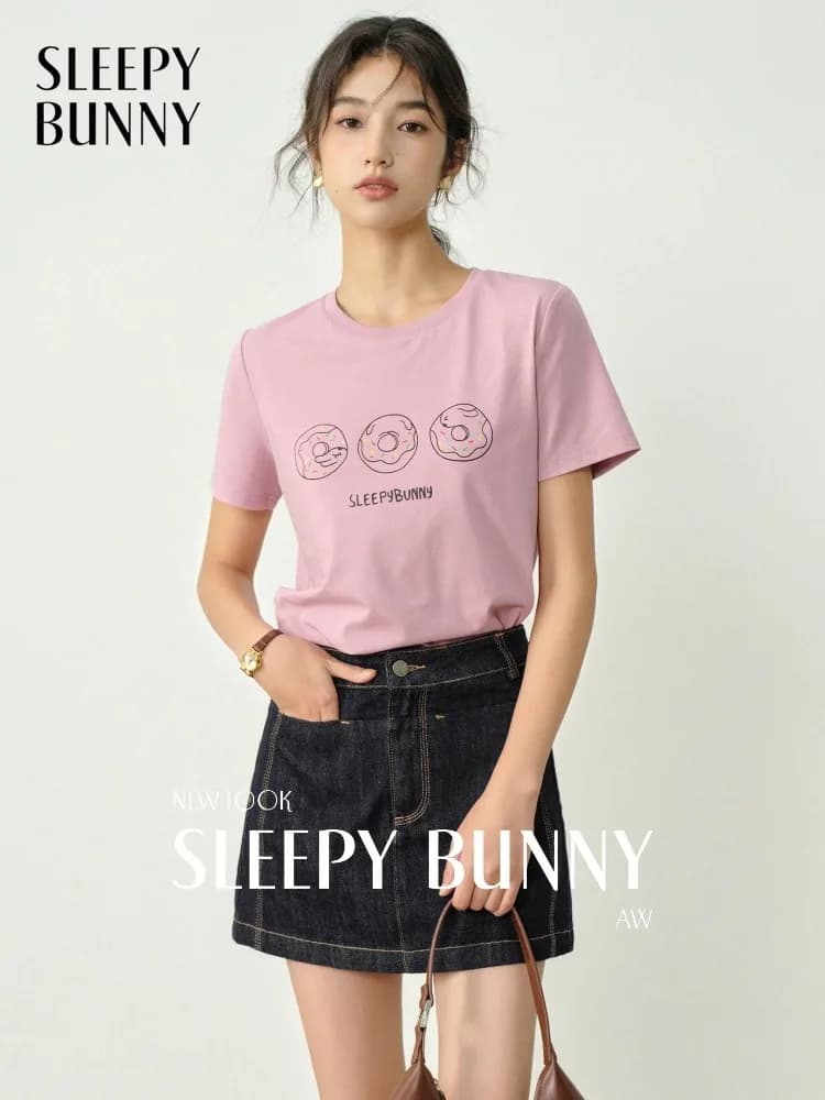 T-shirt a maniche corte stampata casual carina giocosa T-shirt estiva girocollo con spalla dritta T-shirt grafica dimagrante giovanile per donna