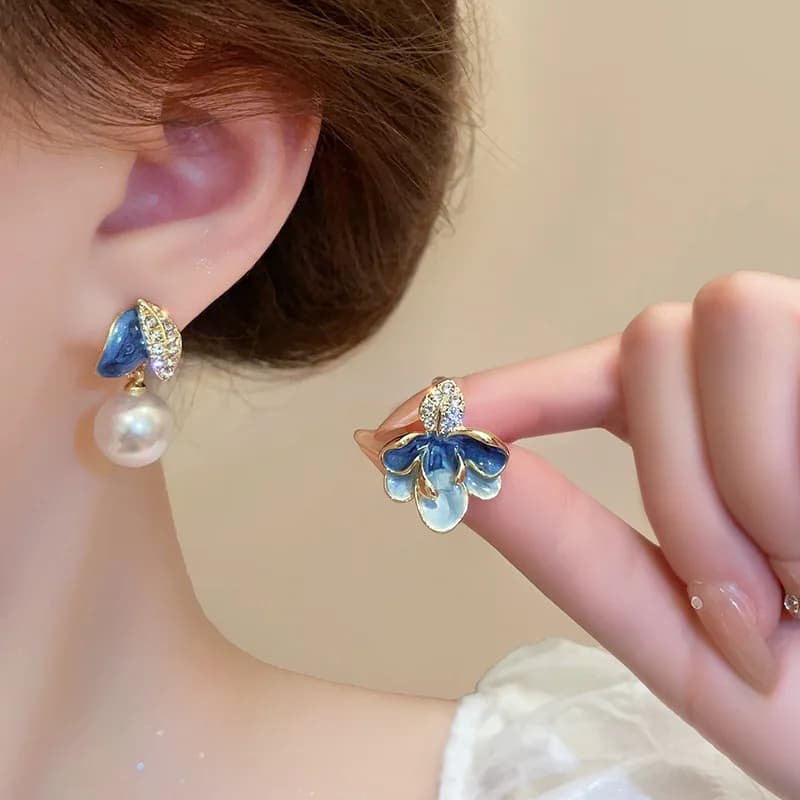 2025 Nuovo smalto blu orecchini asimmetrici di perle per le donne Orecchini a bottone con foglie di cristallo Smalto Orecchini insoliti Gioielli di moda coreani