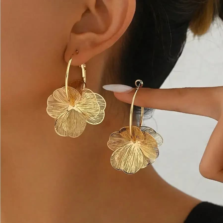 1 Pair Fashionable, Elegant, Creative, High-End Petals Hoop Earrings, Suitable For Daily Wear For Women