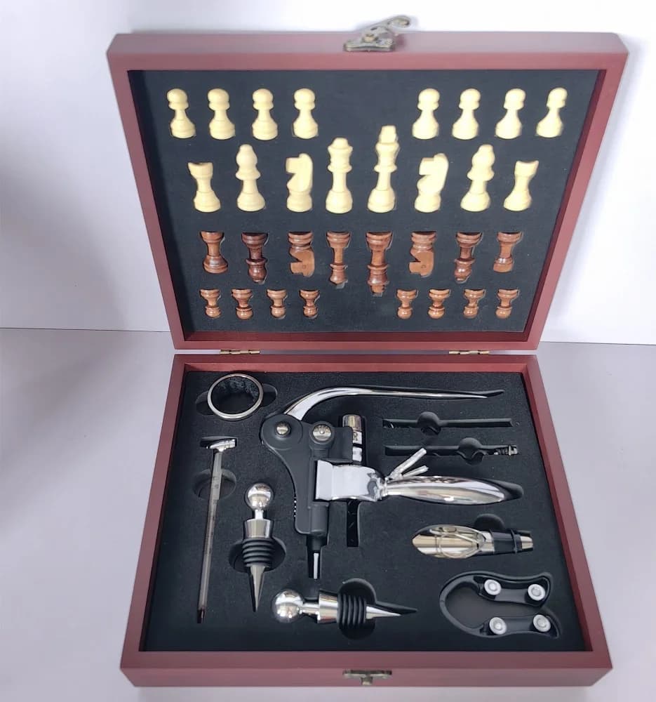 Vendite dirette del produttore cinese di set di bottiglie di vino rosso da 10 pezzi, comprese apribottiglie e set di scacchi, di fascia alta