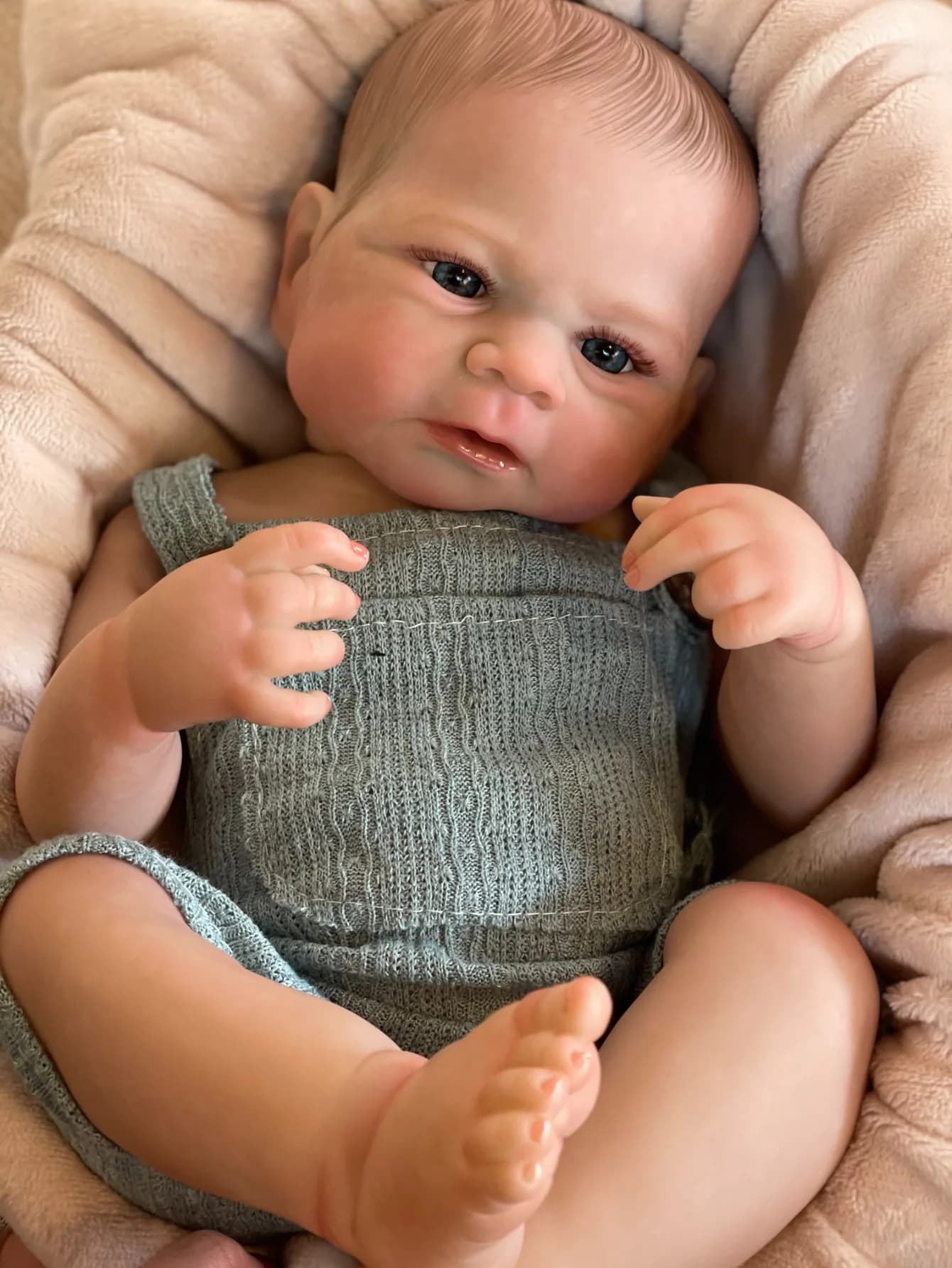 Bambola neonato realistica fatta a mano da 18 pollici Elijah bebe Reborn Boy con capelli dipinti