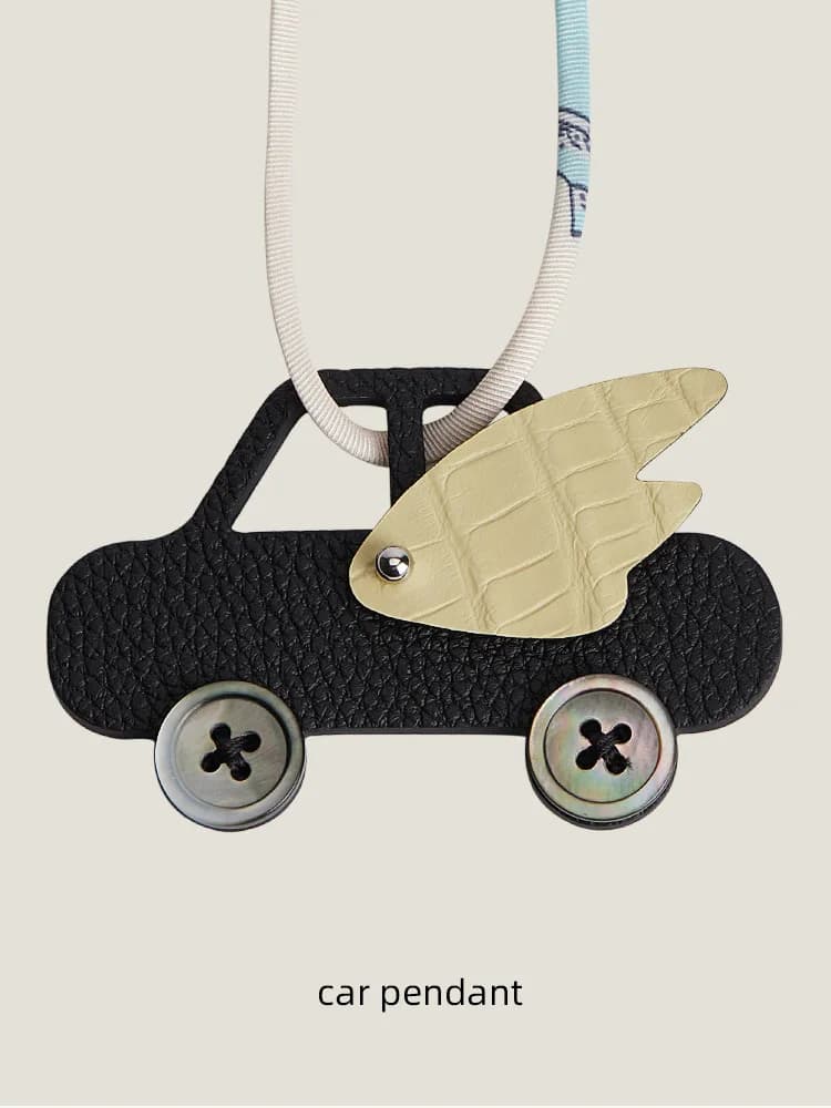 Ciondolo per Auto Artigianale in Pelle di Coccodrillo e Togo, con Cucitura a Sella in Filo Cerato, Accessorio di Lusso per Borsa Designer
