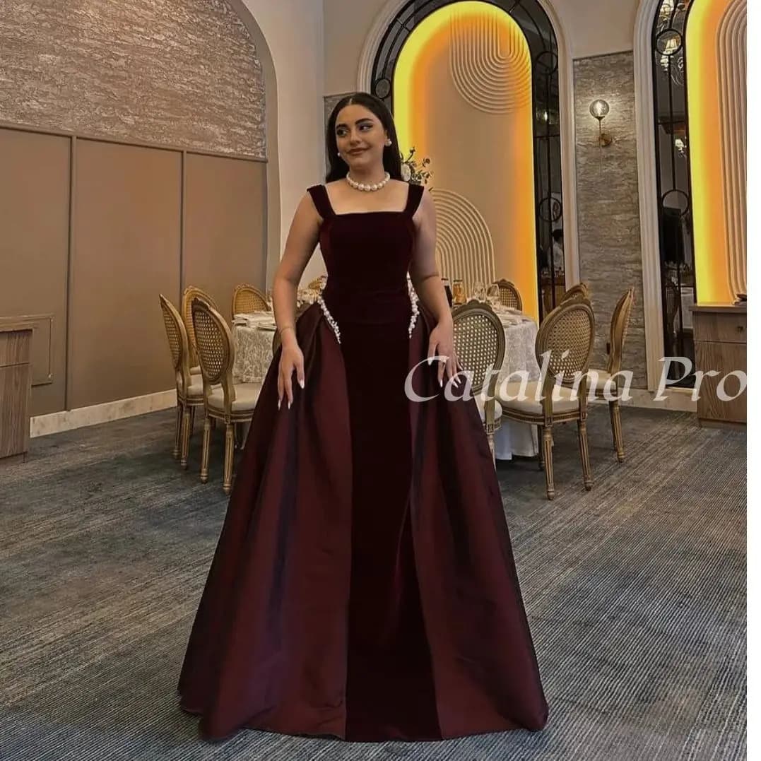Elegante abito da ballo senza spalline con perline Abiti da sera in cristallo Arabia Abiti da sposa rossi personalizzati con abito da ballo Dubai 2025