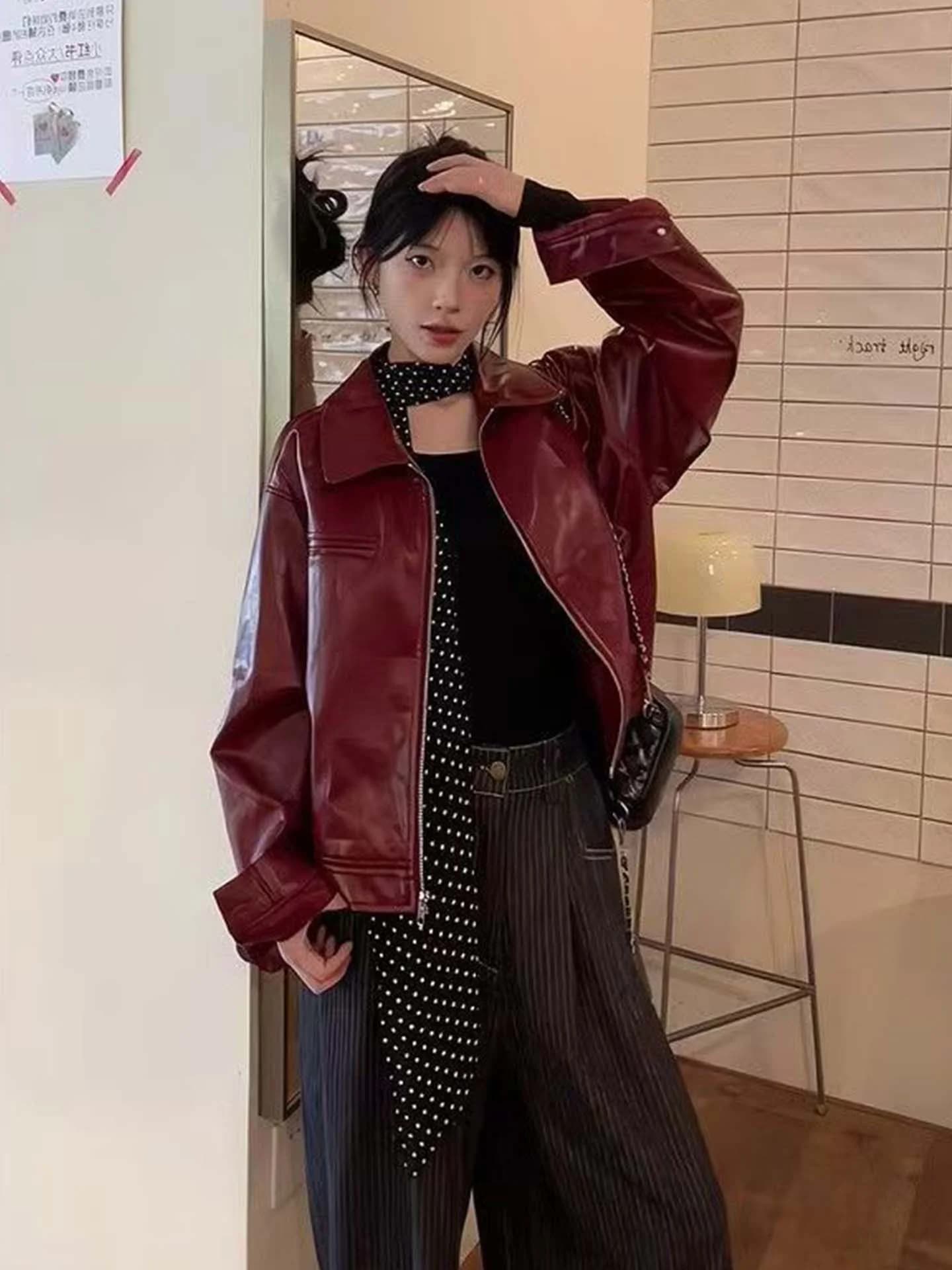 Giacca in Pelle Rossa Stile Americano con Colletto Rovesciato, Design alla Moda per Donna, Top Corto Oversize