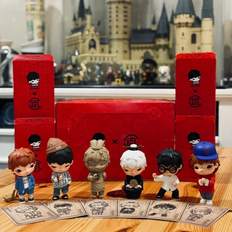 POP MART Hirono x CLOT Serie Blind Box Giocattoli Kawaii Anime Action Figure Scatola a Sorpresa Mystery Box Bambole Regalo per Ragazze