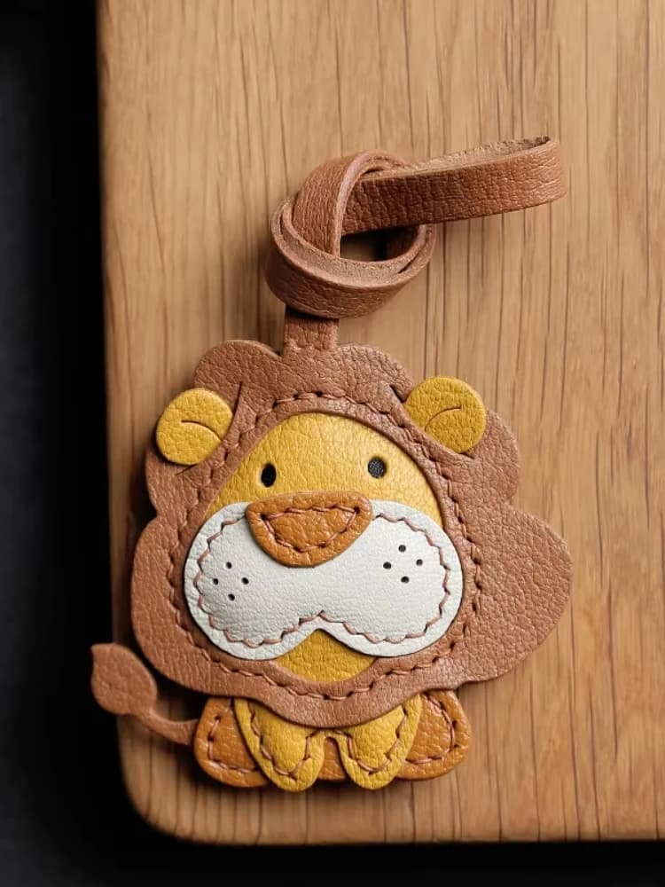 Ciondolo per borsa in pelle di mucca Borse con leone Ciondolo Portachiavi per auto Bigiotteria Decorazioni per bambole Zaino per bambole Accessori per borse regalo di compleanno
