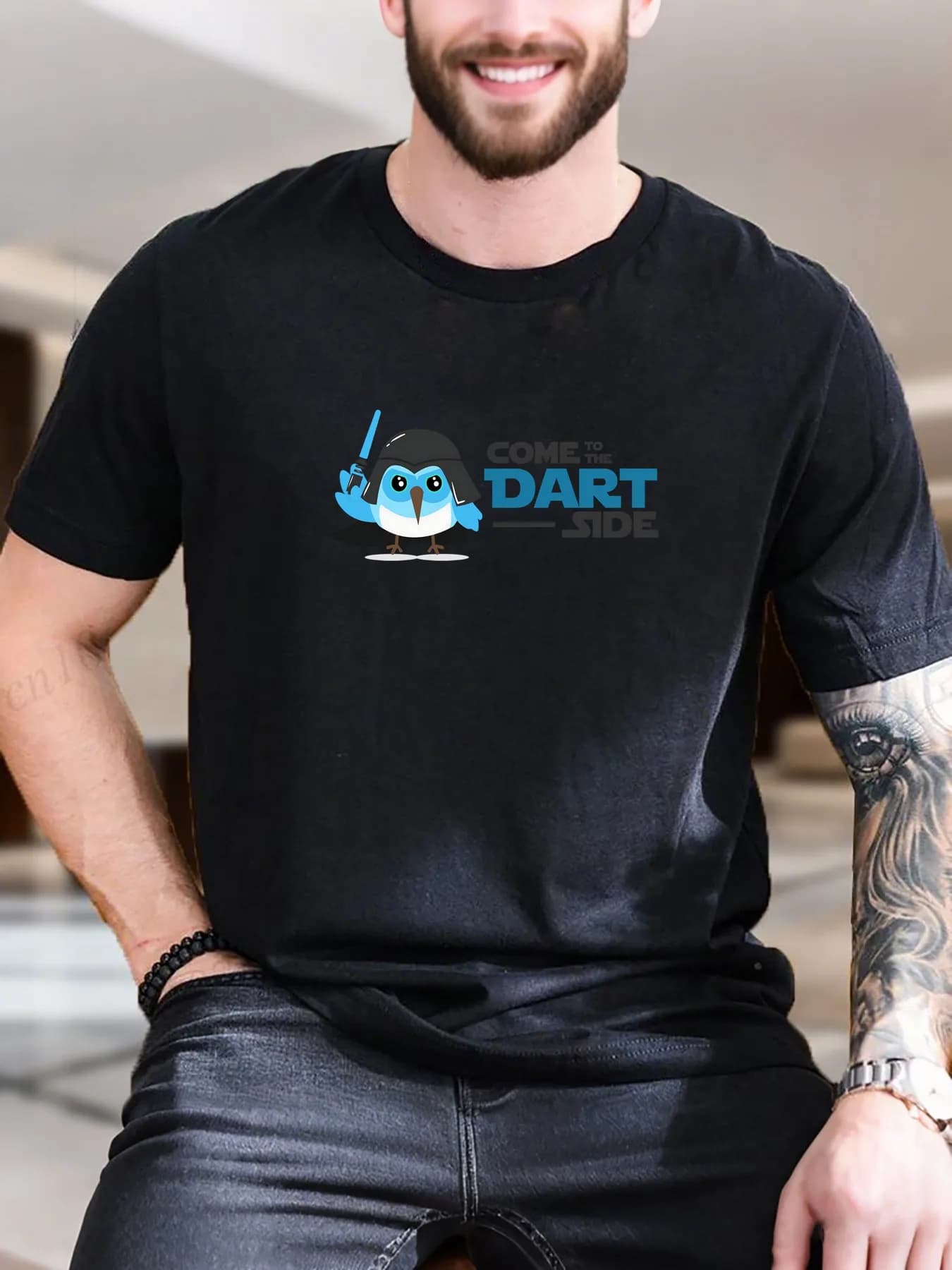 T-shirt con stampa grafica in cotone da uomo di nuova moda di arrivo uccello con spada Darth Vader cappello design trendy maglietta casual morbida e traspirante