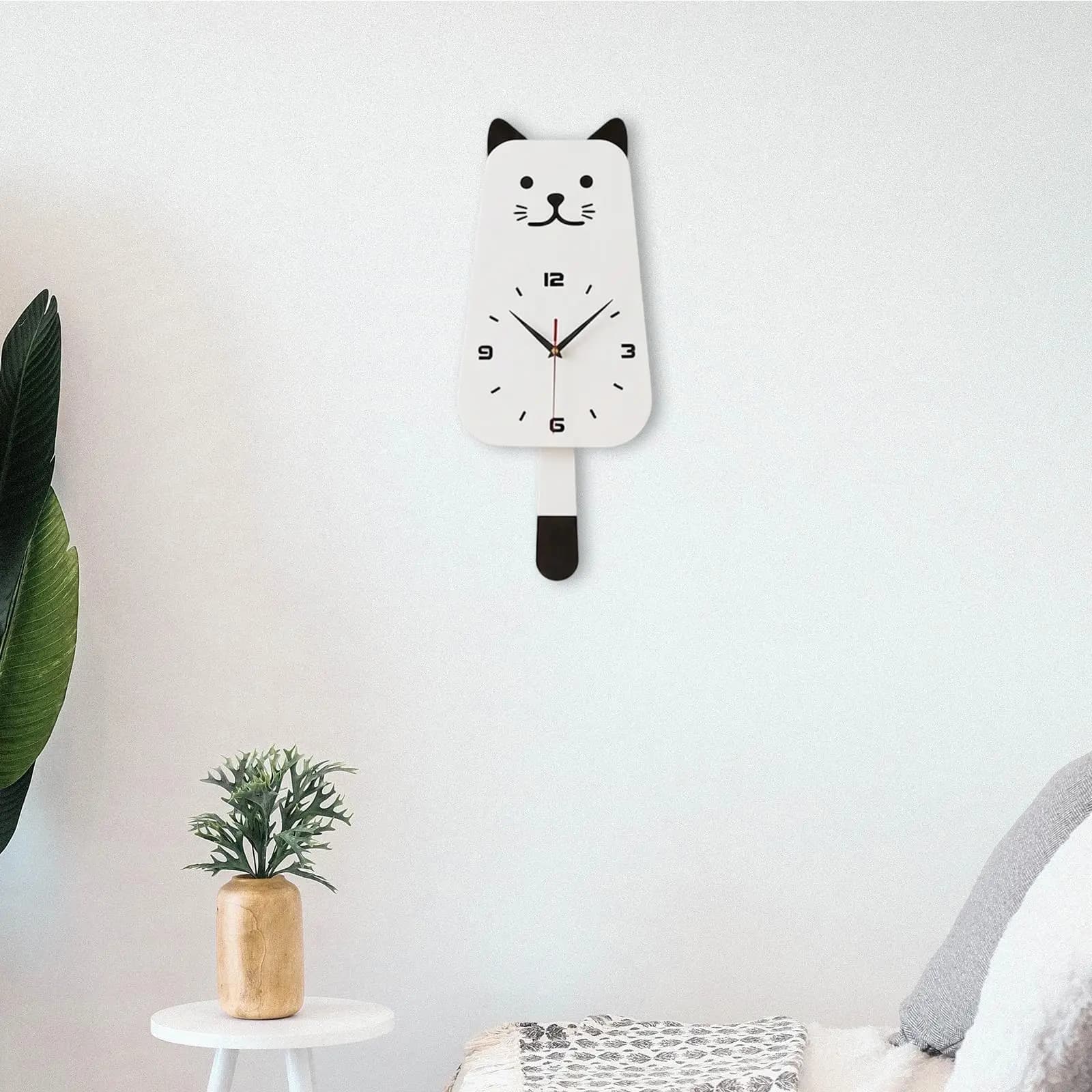 Orologio a Pendolo da Parete Creativo a Forma di Gatto con Coda Oscillante, Divertente Decorazione Animale Cartoon Silenziosa per Cameretta Bambini, Regalo di Benvenuto