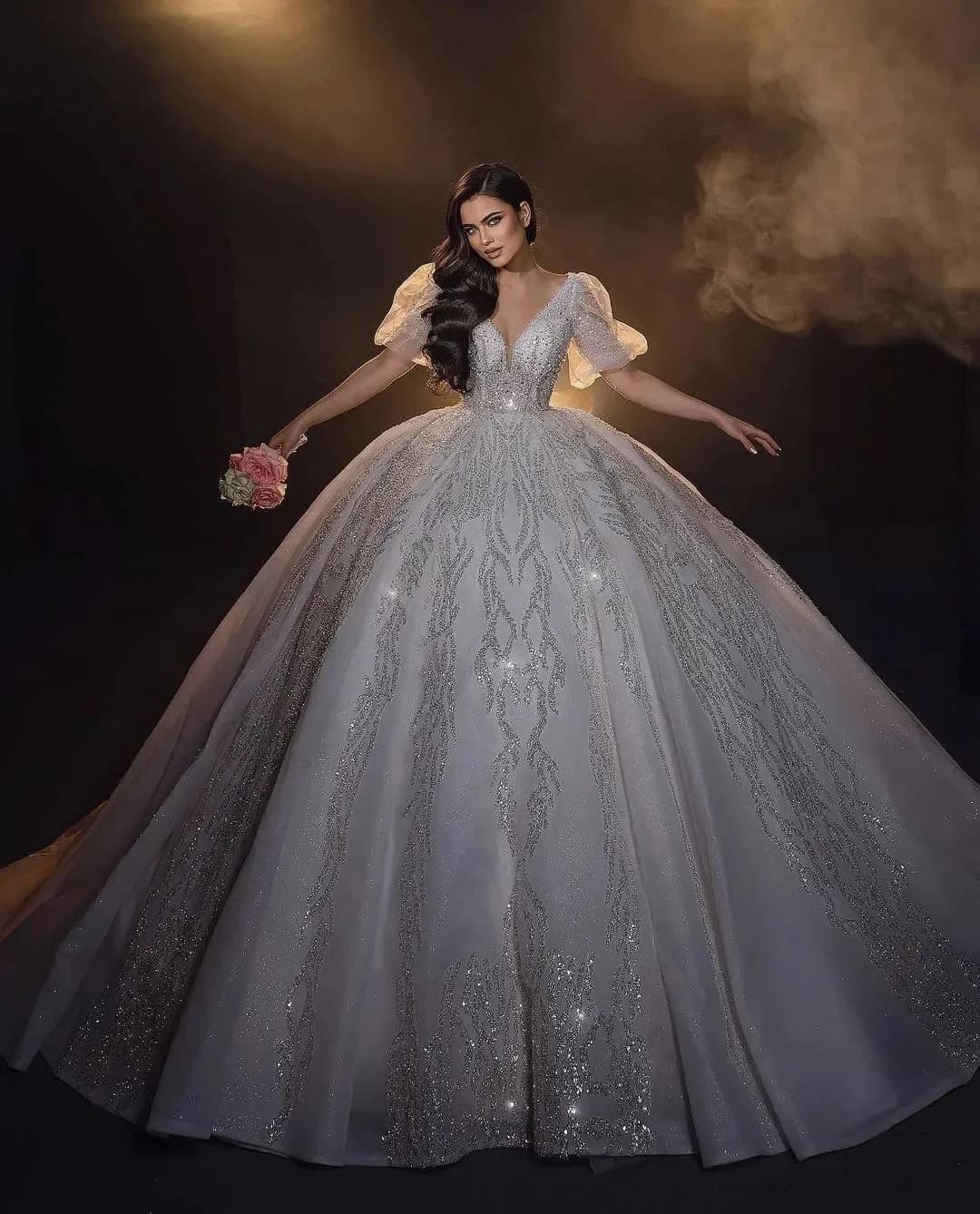 2026 Abito da ballo Abiti da sposa Maniche medie Scollo a V Diamanti LaceBead Cerniera Abiti da sposa Abiti da sposa Personalizzati