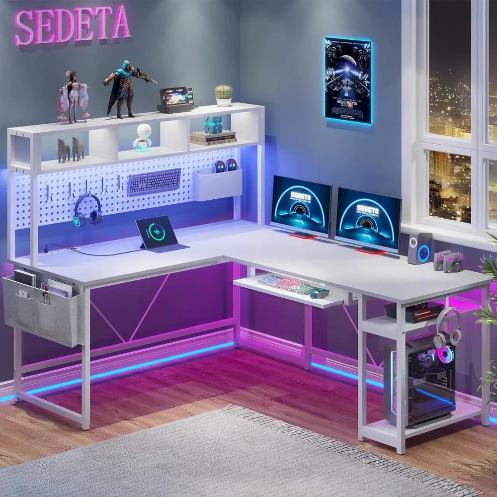 Scrivania da Gaming a L Bianca, Angolare Reversibile con Presa di Corrente e Pannello Forato, con Hutch, Ripiano Portaoggetti, Vassoio Tastiera, Personalizzabile