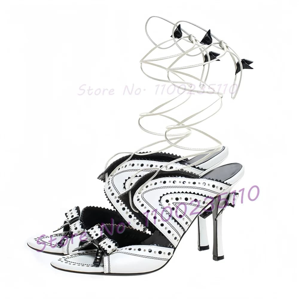 Sandali con fiocco in pelle bianca nera con borchie Sandali da donna con tacco alto di classe Scarpe con cinturino incrociato Scarpe a spillo stringate di lusso per feste