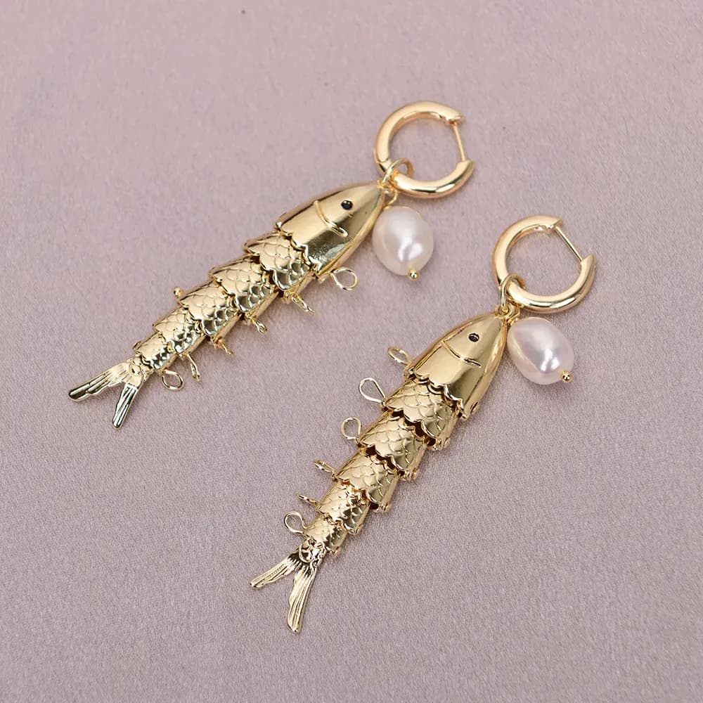 Orecchini Pendenti GG con Perla Barocca Bianca Naturale Coltivata e Gancio Circolare a Forma di Pesce Placcato Oro