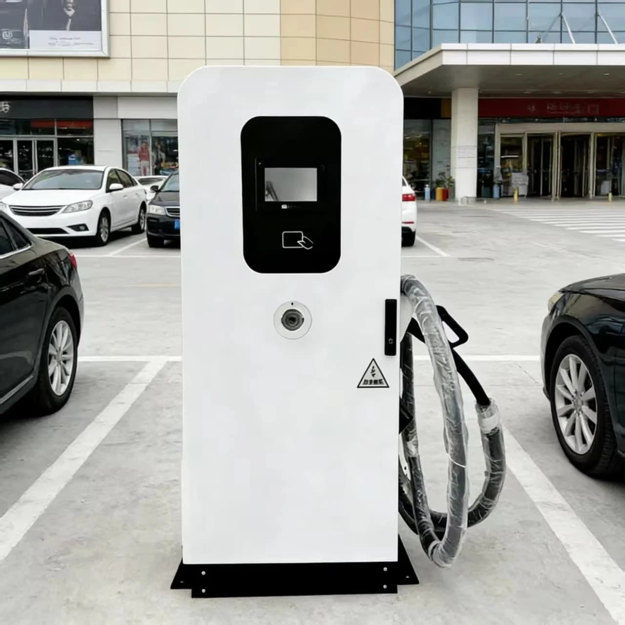 Stazione di ricarica rapida commerciale DC per veicoli elettrici con doppia pistola, monitoraggio remoto intelligente, IP55, caricatore a pavimento per veicoli elettrici