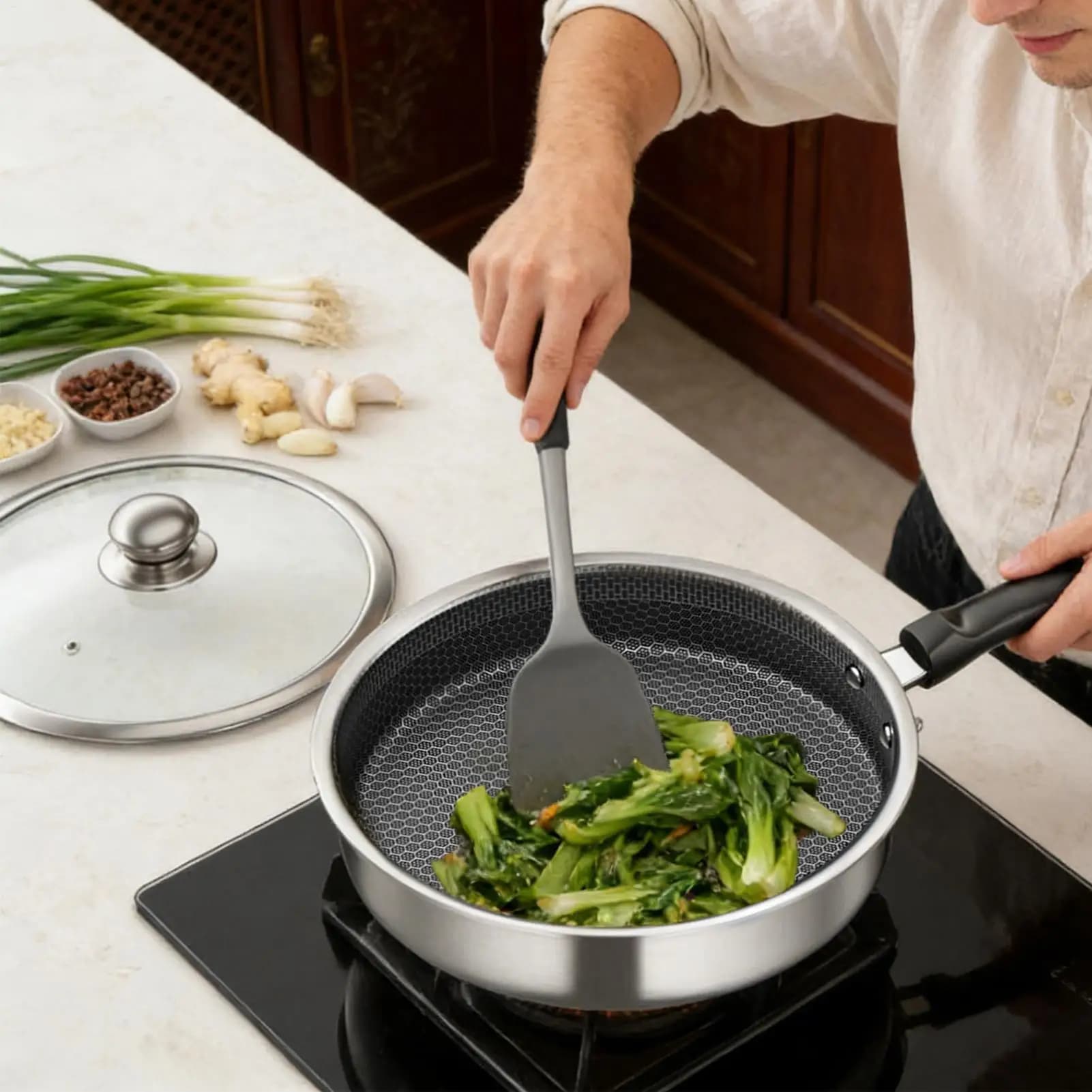 Honeycomb pan with transparent cover for cooking, ideal for home, kitchen, restaurant, camping, cooking on electric stove