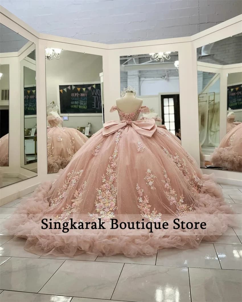 Abito Quinceanera squisito rosa per la 16a ragazza con fiocco al largo della spalla Applicazioni di fiori Abiti da 15 Quinceanera personalizzato