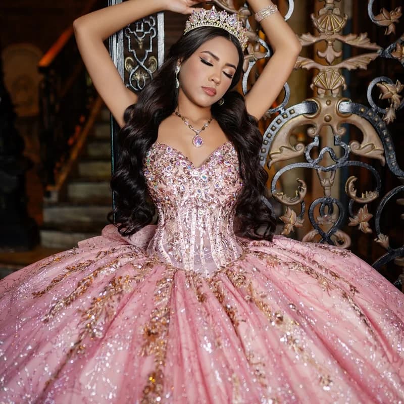 Abito Quinceanera personalizzato rosa lucido con spalle scoperte Tull con paillettes applique in cristallo con fiocco in pizzo abiti da 15 Quinceanera
