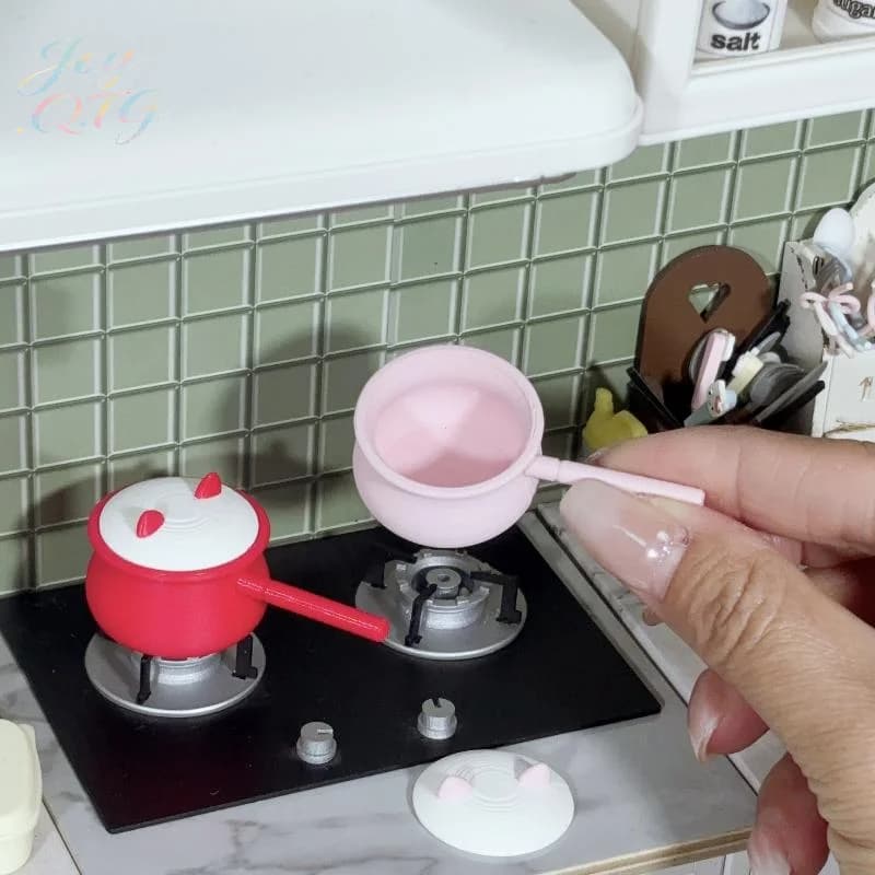 Hot 1Pcs Red Pink Soup Frying Milk Pan 1:12 Dollhouse Miniature Pot With Lid Model DIY Doll House Kitchen Furniture Accessories