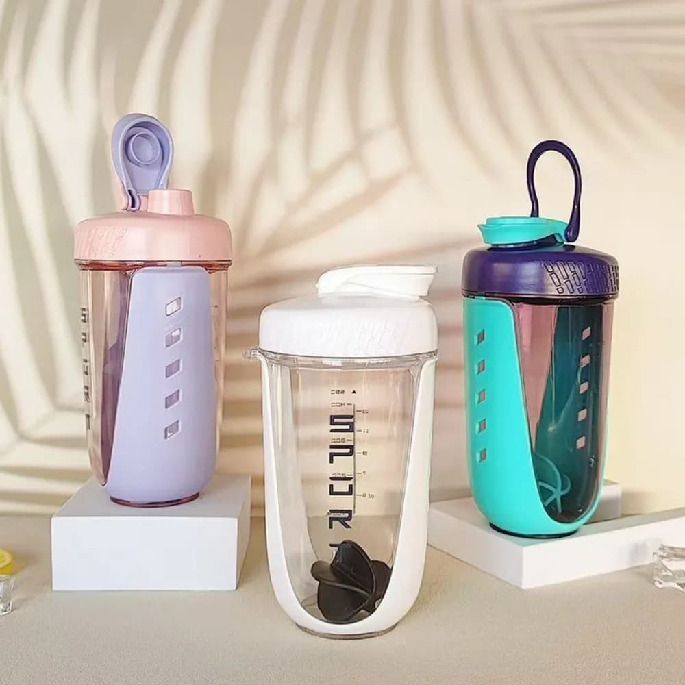 Premium Protein Shaker, 590 ml/20 Oz, Tritan leak-proof, ideal for pre-workout drinking. The BPA contains a plastic ball