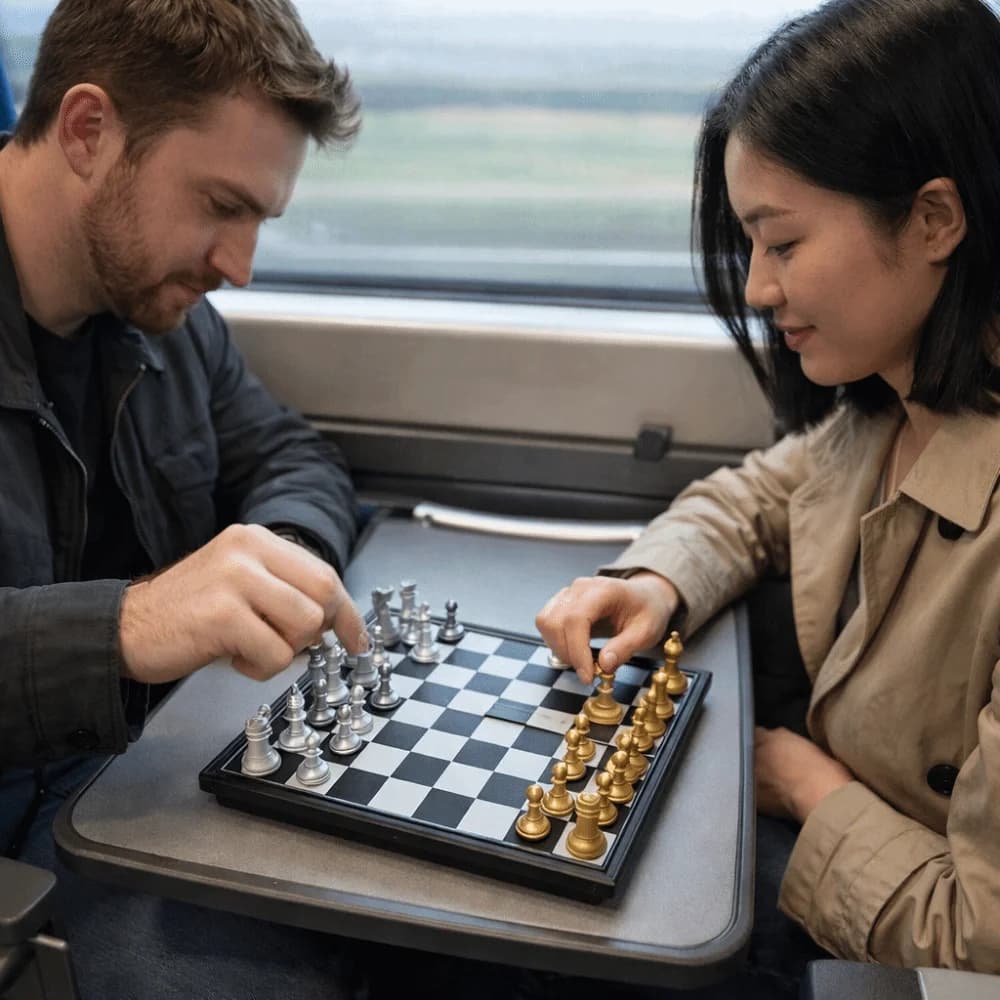 Set di Scacchi Mini in Oro e Argento, Design Pieghevole, Pezzi Magnetici, Gioco da Tavolo Magnetico per Competizioni