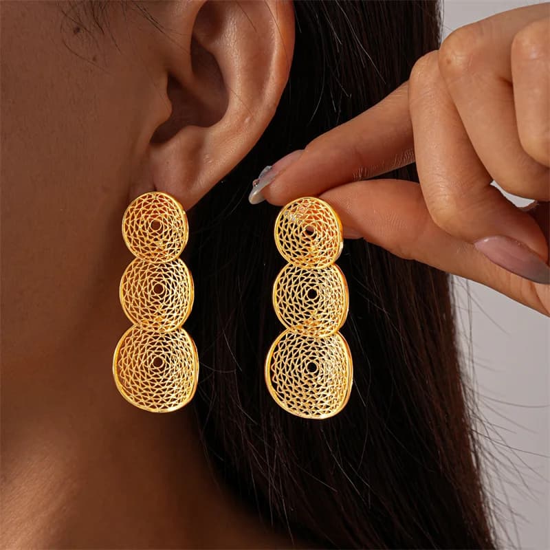 Orecchini rotondi geometrici a rete cava metallica europea americana vintage per le donne Orecchini lunghi con nappa Gioielli per feste