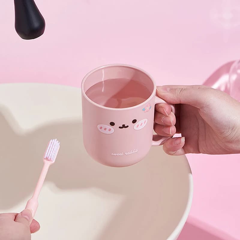 Nice and portable travel cup for toothbrush and toilet items, toothbrush storage container, animated carton shape mouthwashing cup - Unmissable offer!