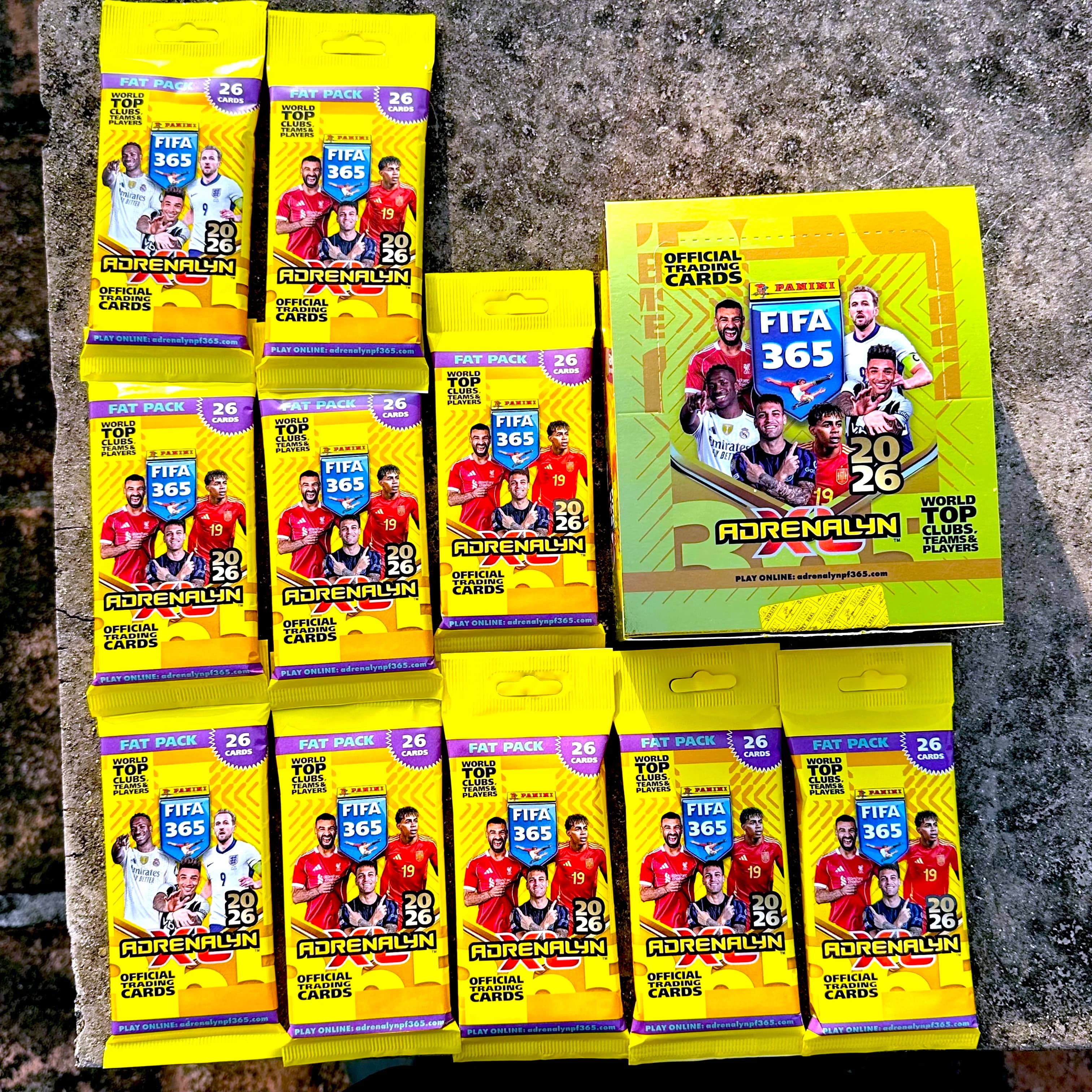 PANINI 365 2025/2026 Adrenalyn XL - Pacchetto Grande con 26 Carte Collezionabili di Calcio