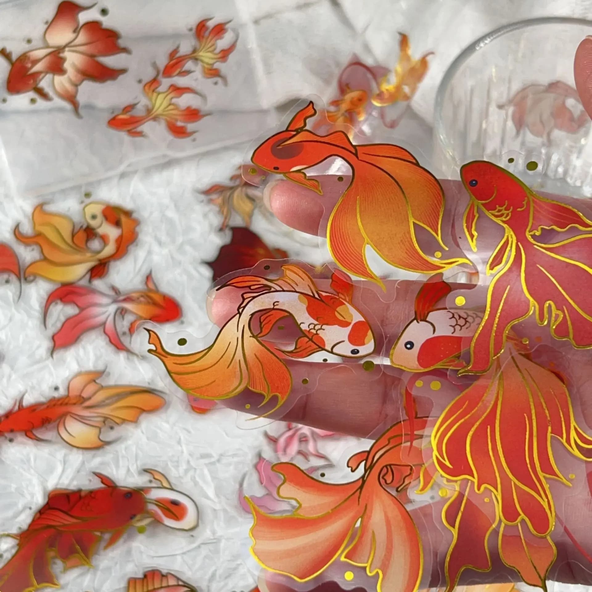 50/100 pezzi squisiti cartoni animati lamina d'oro Koi PET adesivi trasparenti impermeabili per finestra del telefono scatola da pranzo casco chitarra pianoforte laptop