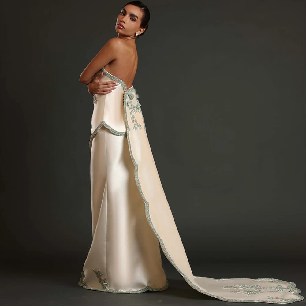 Abito da sera formale in raso con applicazioni, moderno, senza spalline, senza schienale, personalizzabile, con strascico Watteau, per feste ed eventi di gala