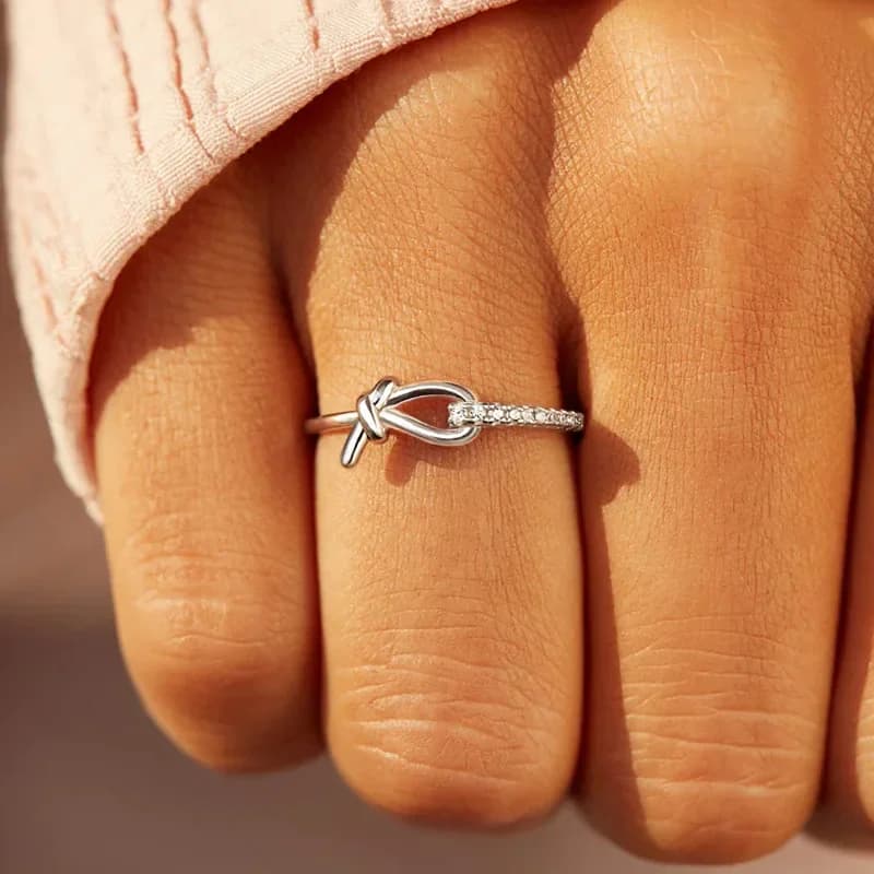 Nuovo abito da sera elegante e lucido da donna in argento, stile di lusso leggero per banchetti, design con nodo di gioielli, anello semplice per gioielli