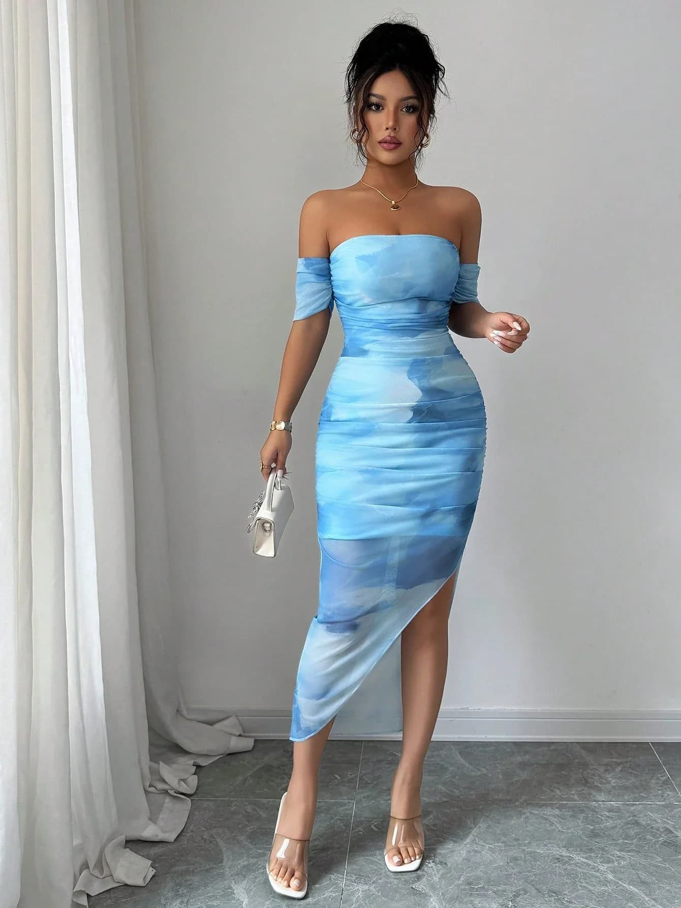 Elegante abito midi aderente con spalle scoperte, effetto tie-dye e spacco per donna