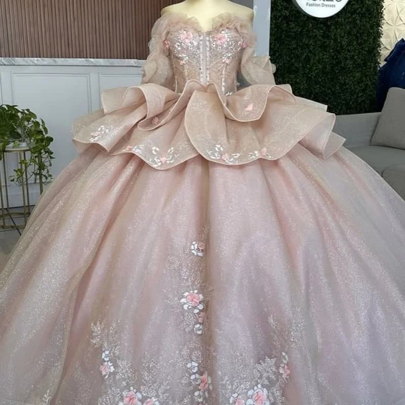 Abiti Quinceanera rosa chiaro personalizzati con spalle scoperte applique glitter Coda lunga stratificazione di fiori 3DVestido 15 Quinceanera