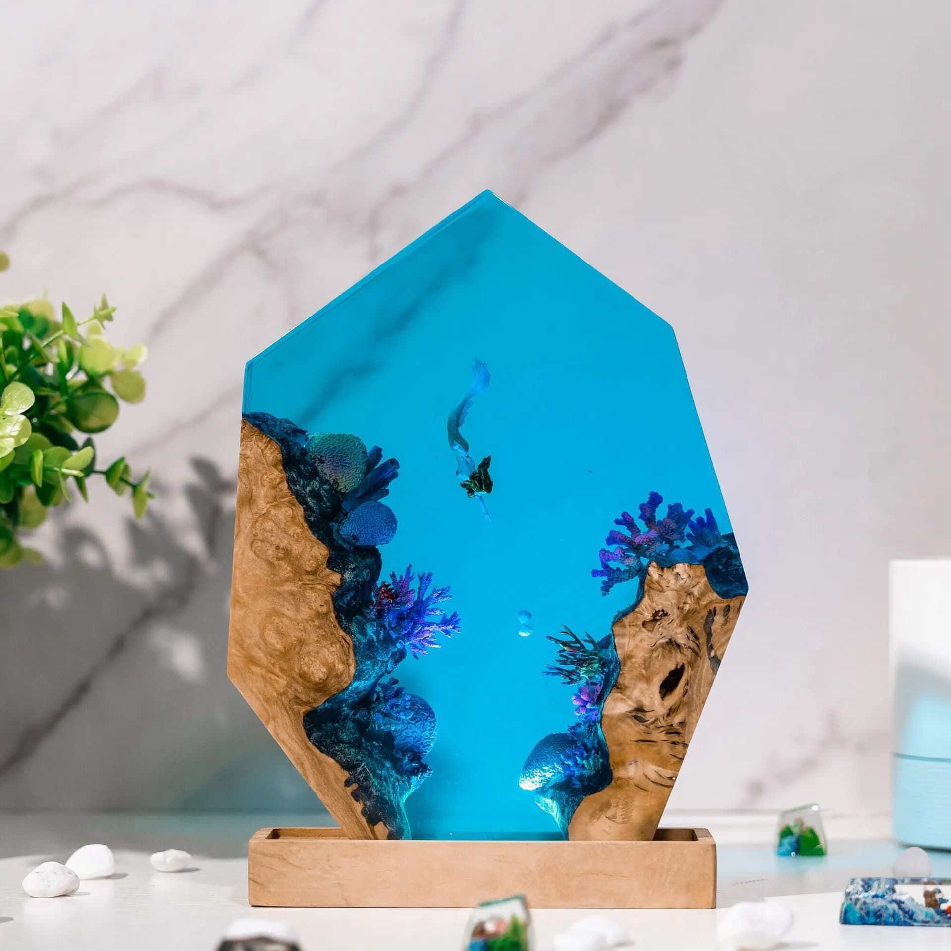 Articoli personalizzati Lampada da tavolo in resina Fantasy World Sirena Luce notturna a LED Lampada artistica creativa per la decorazione della stanza Carica USB