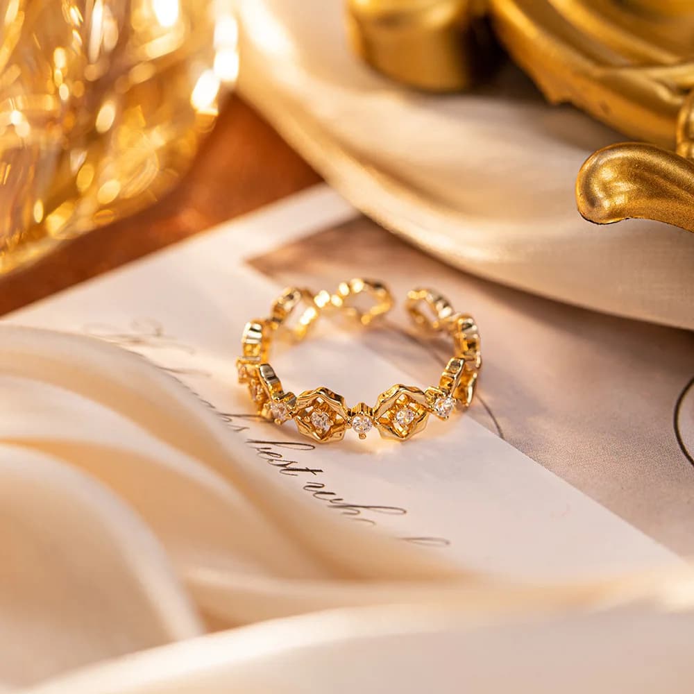 Anello aperto personalizzato con quadrifoglio e zirconi, design di lusso leggero per donna, gioiello di alta gamma, vendita all'ingrosso transfrontaliera