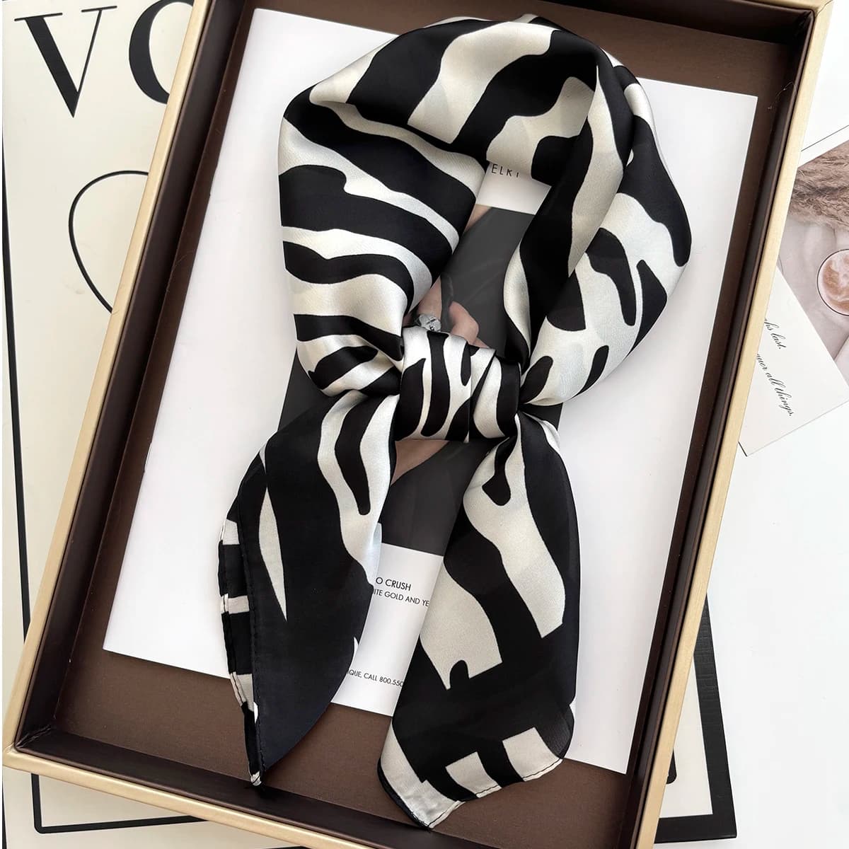 Nuova Bandana alla Moda in Imitazione Seta 70*70cm, Sciarpa Quadrata Elegante per Donne, Morbida Sciarpa in Raso Primavera/Estate