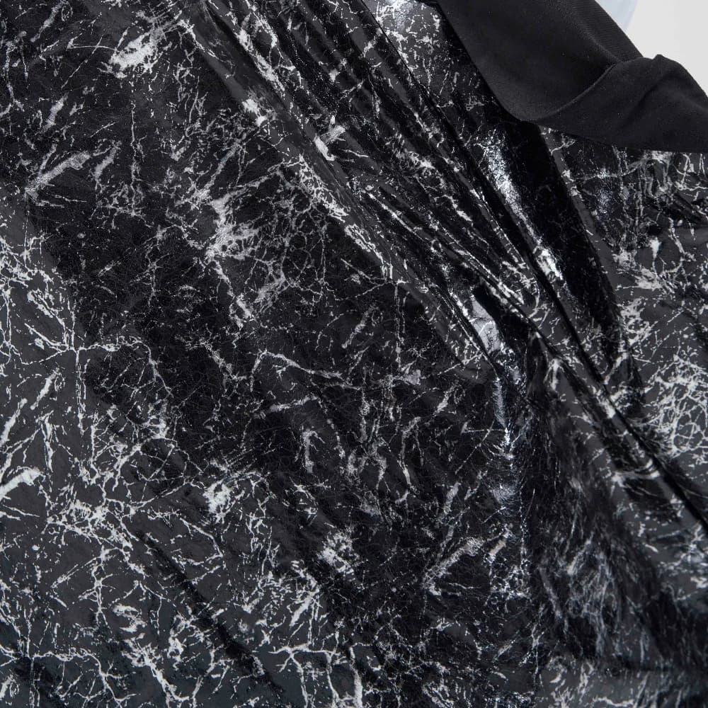 Tessuto Composito in Pelle Sintetica PU con Texture Effetto Ghiaccio Nero, Motivo Creativo per Cucito Fai-da-Te e Design di Abbigliamento