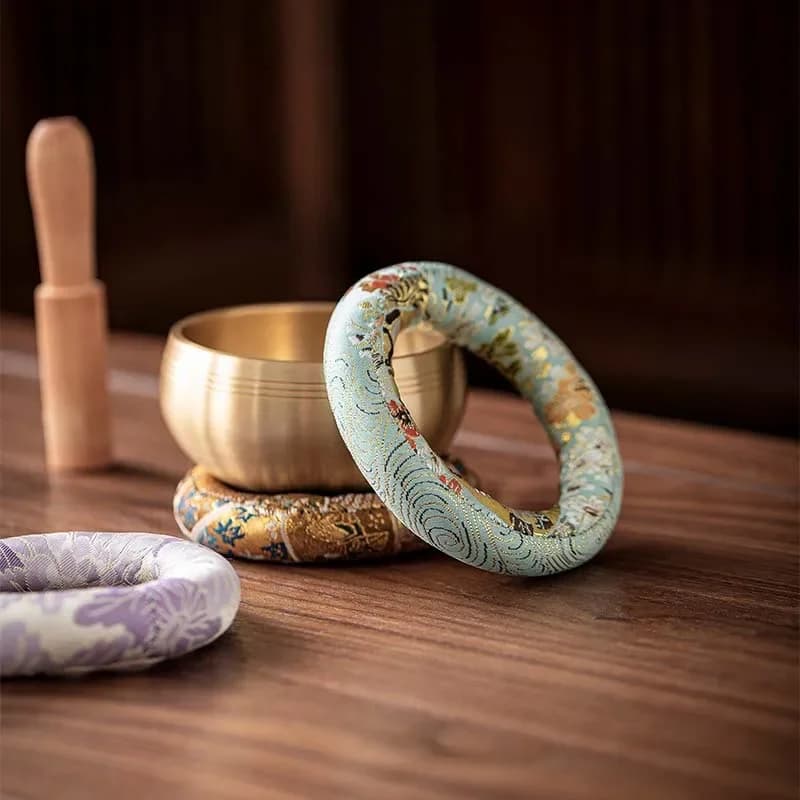 Tappetino per Campana Tibetana Nepalese: Sottopiatto a Forma di Ciambella per Yoga e Meditazione con Suono Buddha e Strato Esterno in Rame