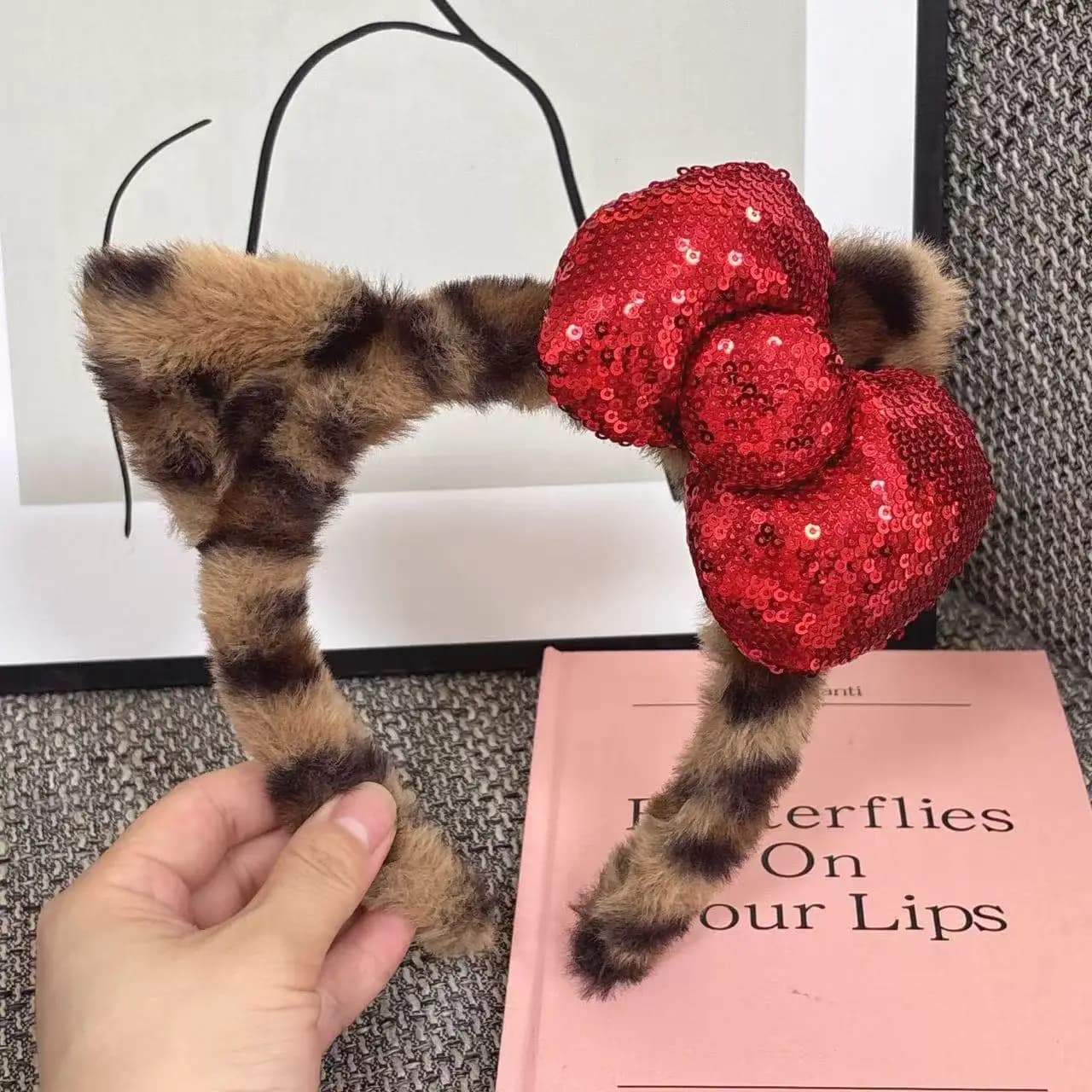 Fascia per capelli in peluche Kawaii Sanrio, fascia per capelli con stampa leopardata anime Sanrio, graziosa fascia per capelli con orecchie di gatto in peluche, accessori per capelli, regalo