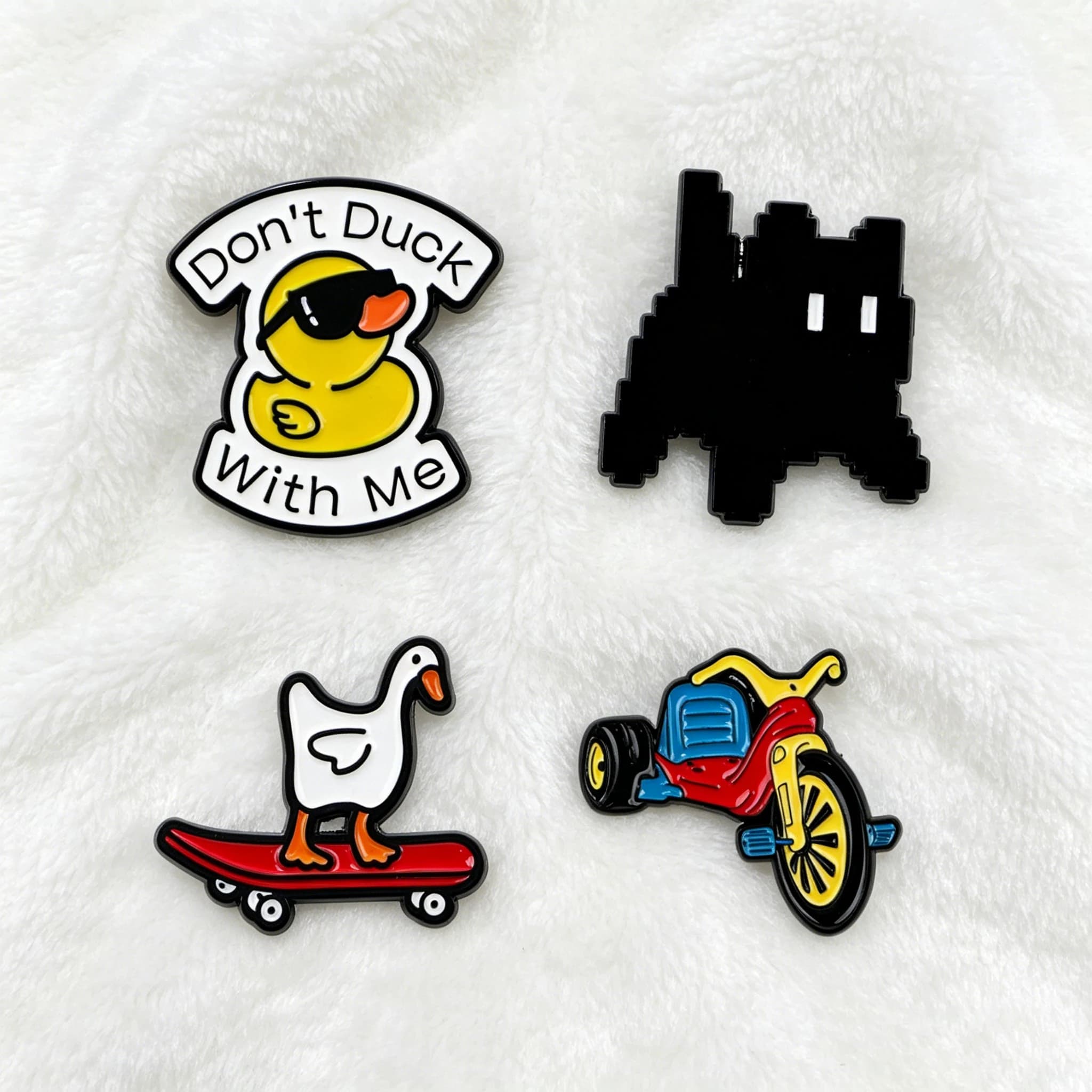 Spille da bavero con gatto pixelato stile cartone animato, simpatiche, per zaino, da donna e uomo, spilla in smalto morbido, distintivi a forma di anatra, accessori di gioielleria