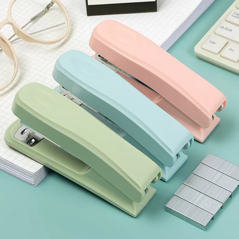 Mini cucitrice a risparmio energetico, cucitrice portatile da scrivania, strumento leggero per rilegatura per studenti e ufficio, cancelleria scolastica tascabile