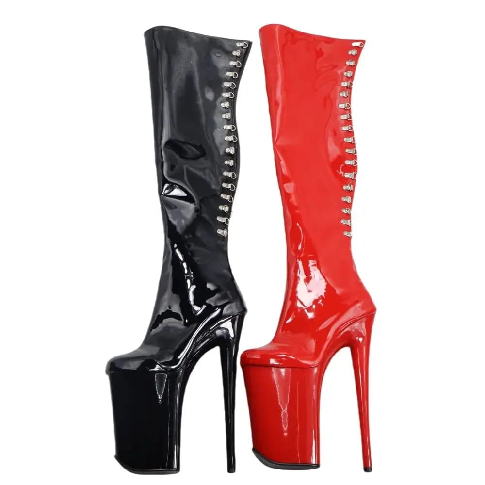 ​ Stivali alti alla coscia con plateau da 23 cm Queen, stivali ad altezza estrema in pelle verniciata rossa nera, scarpe performanti con dettagli in metallo ​