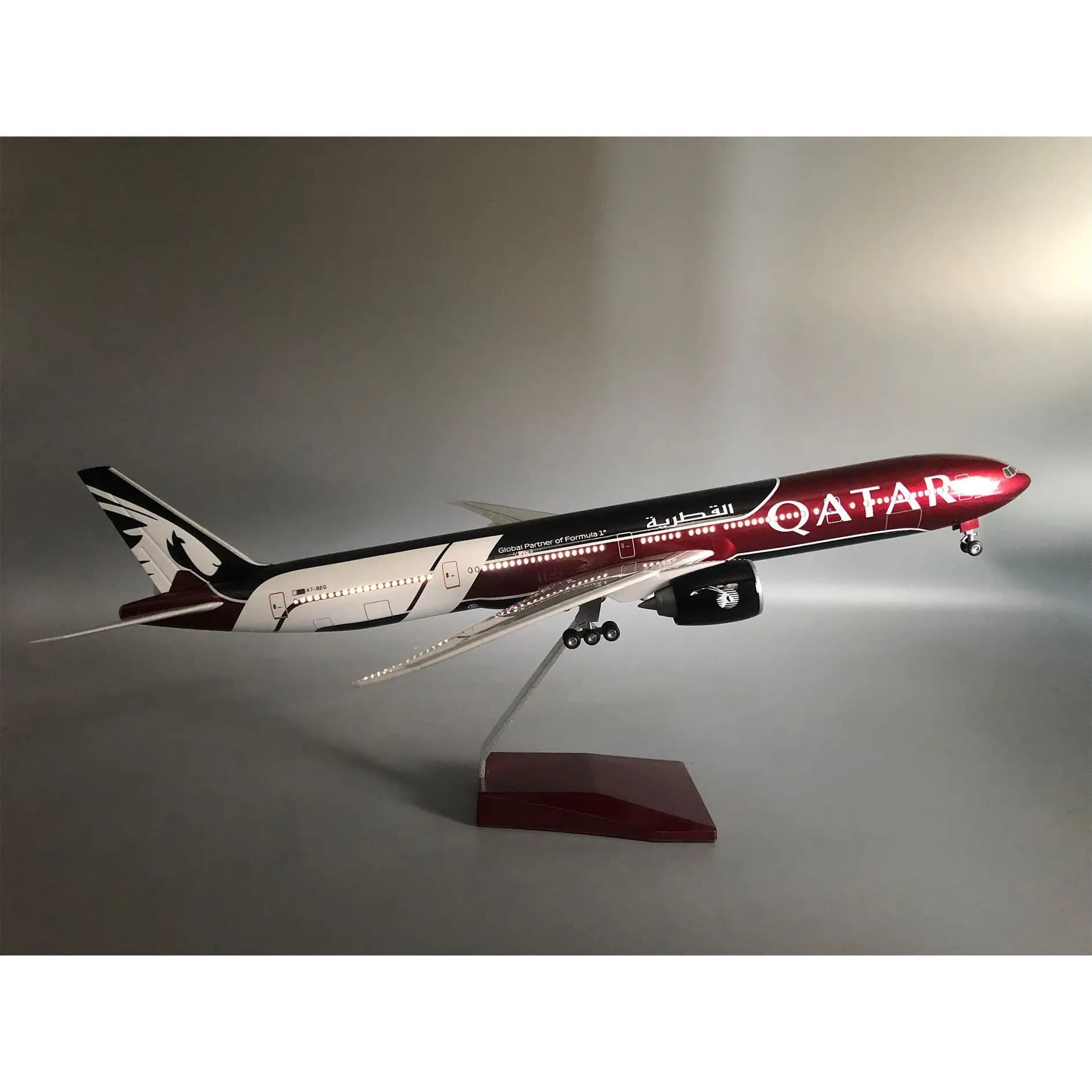Modellini di aerei in resina B777-300 Qatar, modello di aereo da 47 cm, aerei pressofusi, decorazione per la casa, miniature da collezione con pista di atterraggio