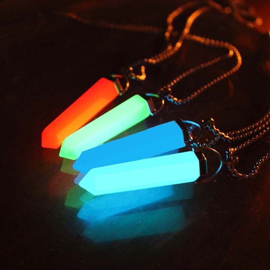 La colonna di cristallo Collana pendenti Pietra di cristallo luminosa che si illumina al buio Pendolo dell'anima energetica