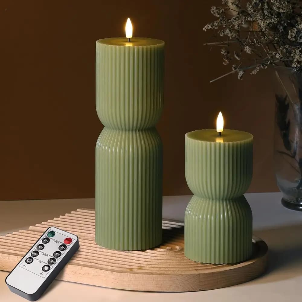 Candele a pilastro a LED verde oliva con telecomando, alimentate a batteria, aspetto realistico in cera, set da 2