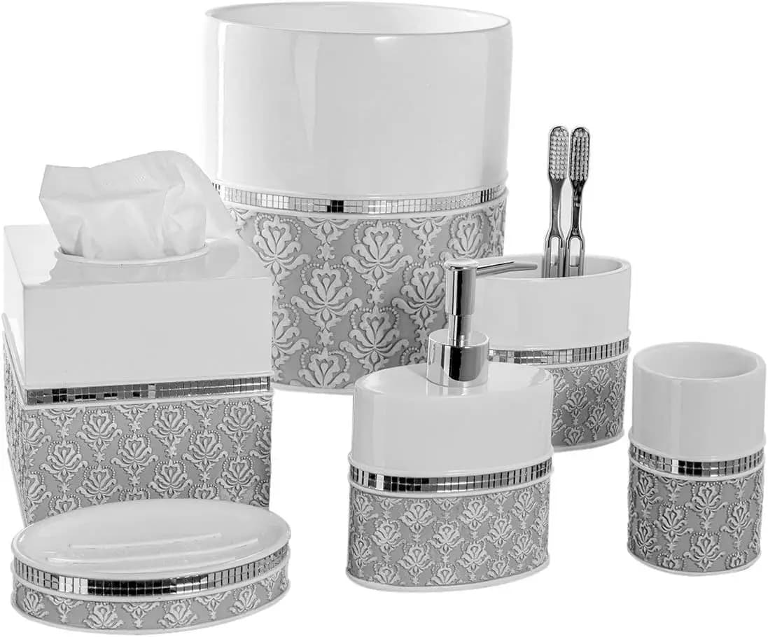 Set da Bagno Damask Bianco e Grigio - 6 Pezzi tra cui Pattumiera, Porta Fazzoletti, Dispenser Sapone, Porta Spazzolini e Bicchiere