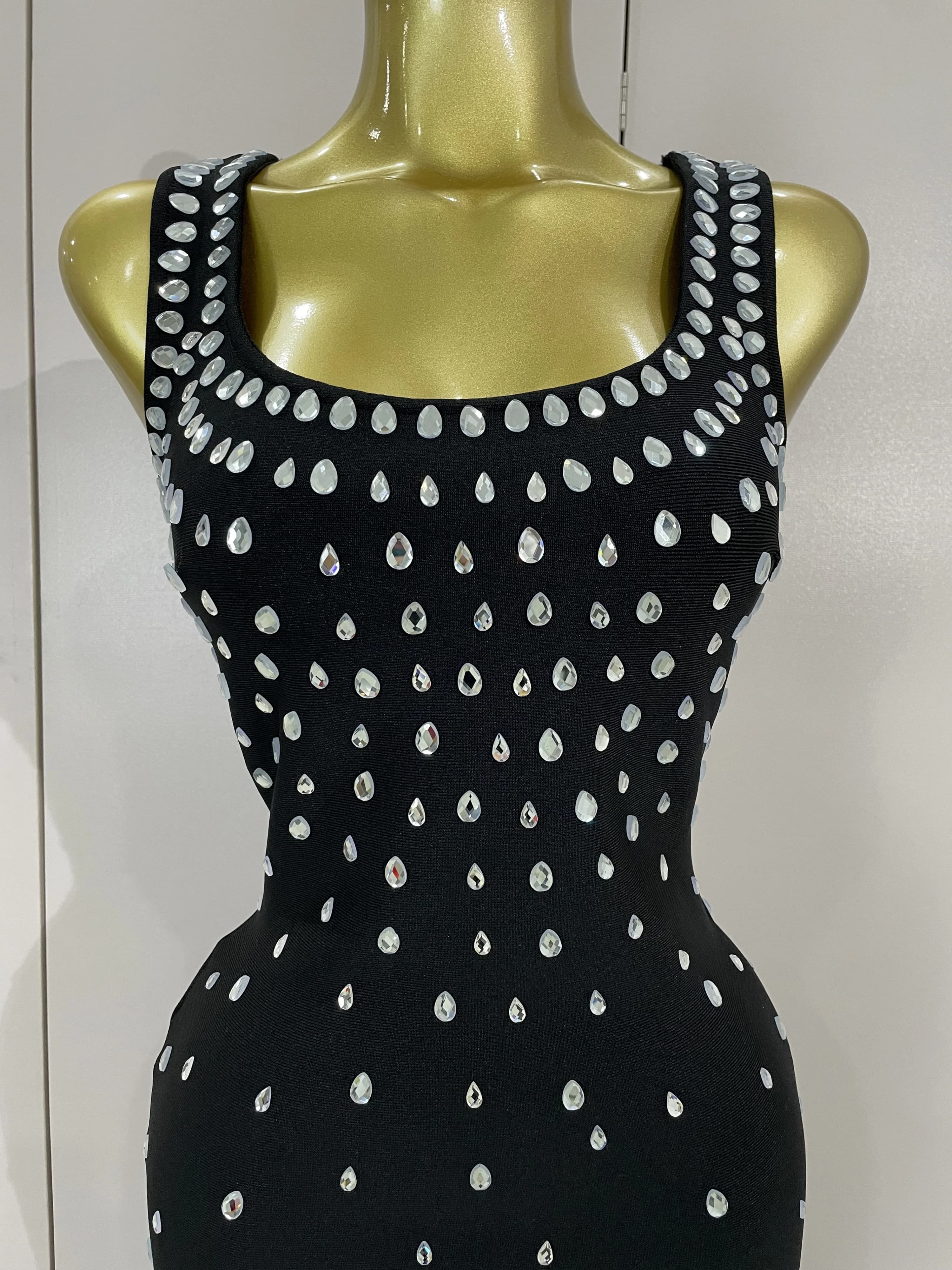 Abiti da compleanno eleganti Diamanti di lusso Senza maniche Fasciatura aderente Abito lungo High Street Festeggia il vestito da ballo di fine anno