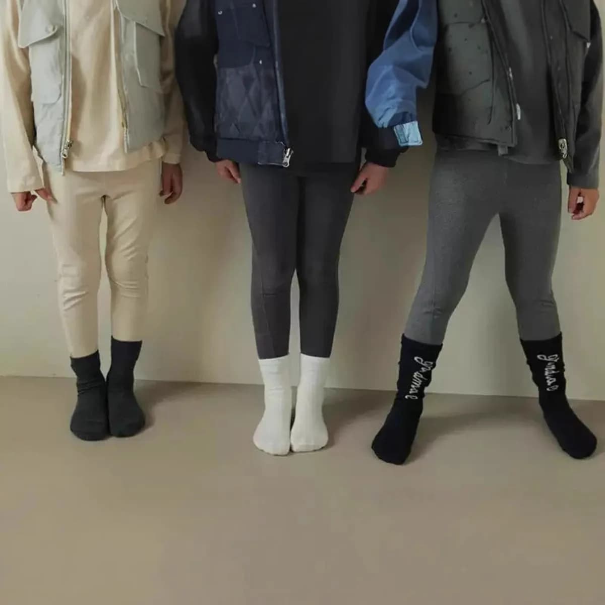 2025 Autunno Nuove ragazze Leggings Pantaloni in cotone per bambini solidi Pantaloni elastici per bambina Vestiti per bambini in tinta unita
