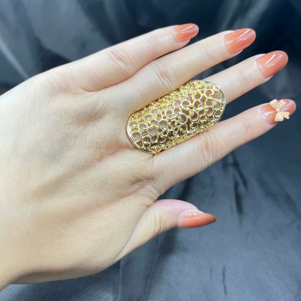 Anello nuziale da donna in oro, elegante e raffinato, con design traforato.