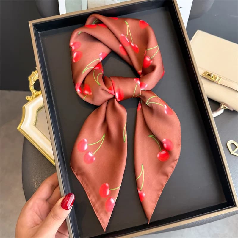 Sciarpa quadrata con stampa ciliegia Donna Scialle in raso Avvolgente Hijab Fascia per capelli femminile Polso Fazzoletto di lusso 70 * 70 cm Echarpe 2025 Bandana